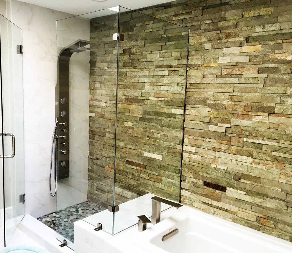 Cette photo montre une salle de bain principale chic de taille moyenne avec une baignoire posée, une douche d'angle, un carrelage marron, un carrelage de pierre, un mur beige, un sol en marbre, un sol blanc et une cabine de douche à porte battante.