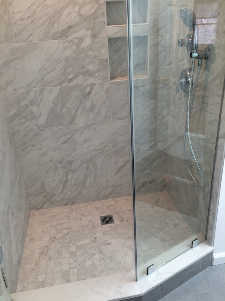 Immagine di una piccola stanza da bagno tradizionale con doccia alcova, pareti grigie, pavimento in gres porcellanato, pavimento grigio e porta doccia a battente