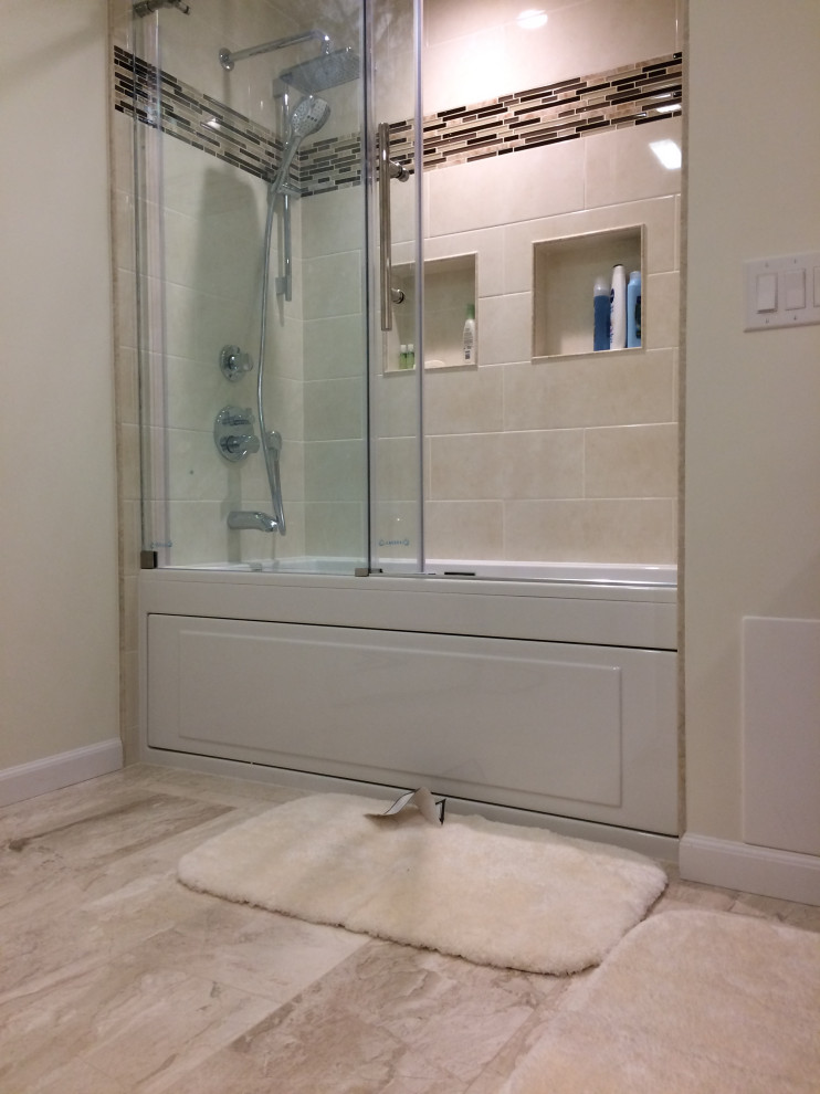 Aménagement d'une petite salle d'eau contemporaine avec une baignoire en alcôve, un combiné douche/baignoire, un mur blanc, un sol en carrelage de porcelaine, un sol beige et une cabine de douche à porte coulissante.