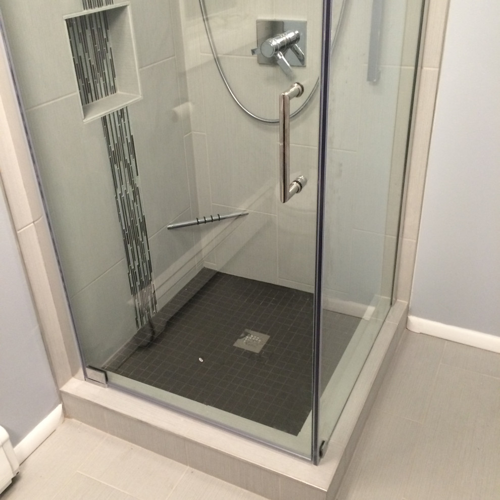 Esempio di una piccola stanza da bagno minimal con doccia ad angolo, pareti grigie, pavimento in gres porcellanato, pavimento beige e porta doccia a battente