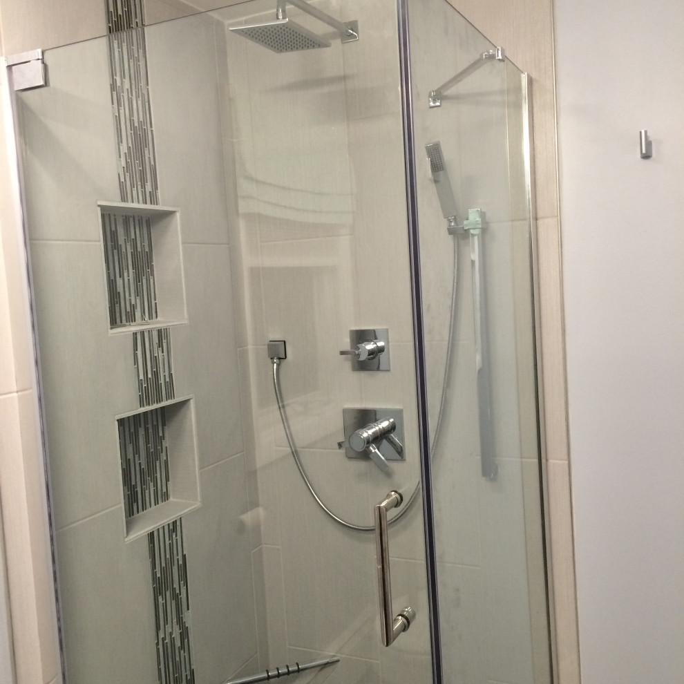 Foto di una piccola stanza da bagno contemporanea con doccia ad angolo, pareti grigie, pavimento in gres porcellanato, pavimento beige e porta doccia a battente