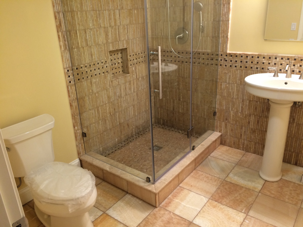 Exempel på ett litet modernt badrum med dusch, med en hörndusch, en toalettstol med separat cisternkåpa, beige kakel, svart kakel, mosaik, gula väggar, klinkergolv i porslin, ett piedestal handfat, beiget golv och dusch med gångjärnsdörr