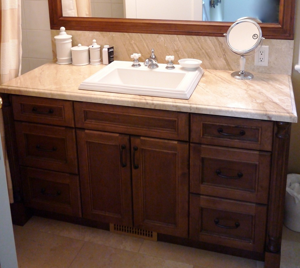 Idéer för ett klassiskt badrum, med ett nedsänkt handfat, möbel-liknande, marmorbänkskiva, en dusch/badkar-kombination, beige kakel, stenkakel och skåp i mellenmörkt trä