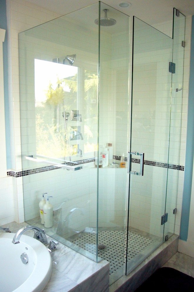 Пример оригинального дизайна: главная ванная комната в стиле неоклассика (современная классика) с душем в нише, белой плиткой и мраморным полом