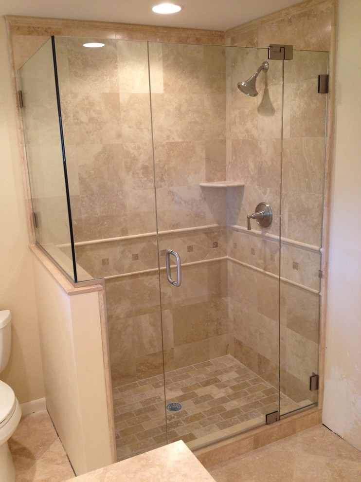 Foto på ett mellanstort vintage badrum med dusch, med en dusch i en alkov, beige kakel, kakelplattor, beige väggar och kalkstensgolv