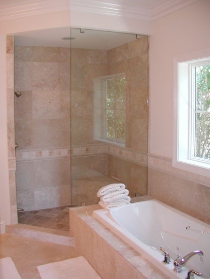 Ejemplo de cuarto de baño principal mediterráneo de tamaño medio con ducha empotrada, baldosas y/o azulejos beige, paredes beige, baldosas y/o azulejos de piedra caliza y suelo de piedra caliza