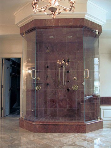 Exempel på ett stort klassiskt en-suite badrum, med en dusch i en alkov, brun kakel, porslinskakel, beige väggar och klinkergolv i porslin