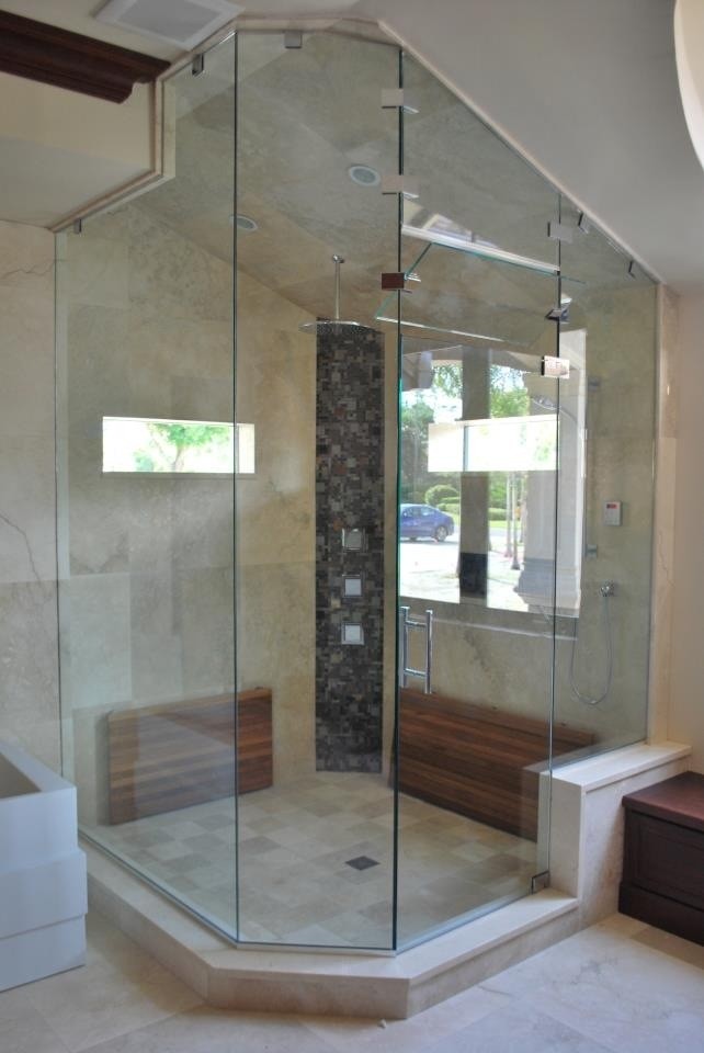 Ispirazione per una grande stanza da bagno padronale design con vasca freestanding, doccia alcova, piastrelle beige, piastrelle di pietra calcarea, pareti beige e pavimento in pietra calcarea