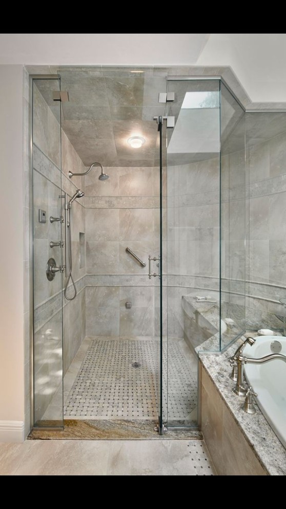 Idées déco pour une grande douche en alcôve principale contemporaine avec une baignoire posée, un carrelage gris, des carreaux de porcelaine, un mur blanc et un sol en carrelage de porcelaine.