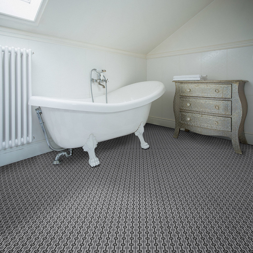 На фото: главная ванная комната в современном стиле с ванной на ножках, полом из винила и серым полом
