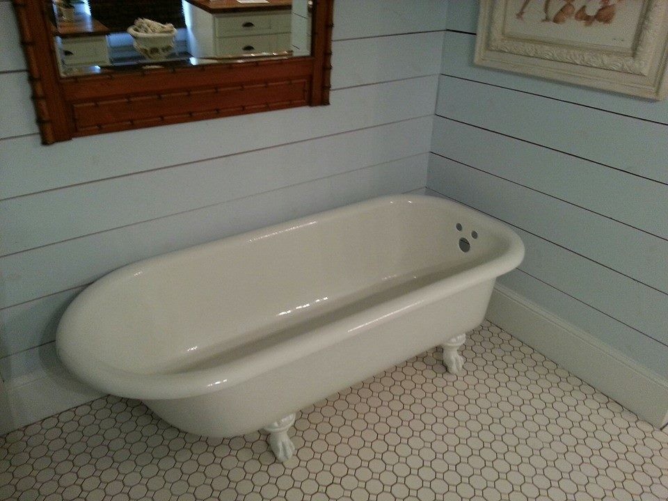 Immagine di una stanza da bagno padronale vittoriana con vasca con piedi a zampa di leone, pareti blu e pavimento in gres porcellanato