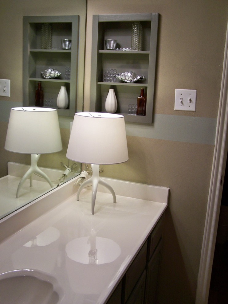 Cette image montre une petite salle d'eau traditionnelle en bois brun avec un placard à porte plane, un carrelage blanc, des dalles de pierre, un mur beige, un lavabo intégré et un plan de toilette en marbre.