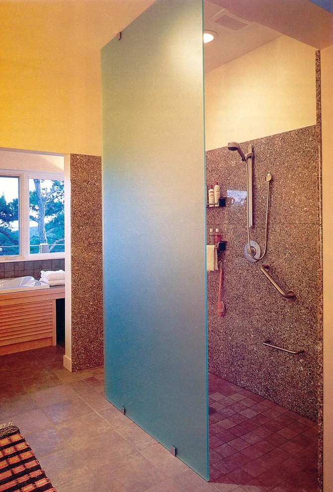 На фото: большая главная ванная комната в стиле модернизм с накладной ванной, открытым душем, коричневой плиткой, плиткой из листового камня, желтыми стенами, полом из керамической плитки, коричневым полом и открытым душем
