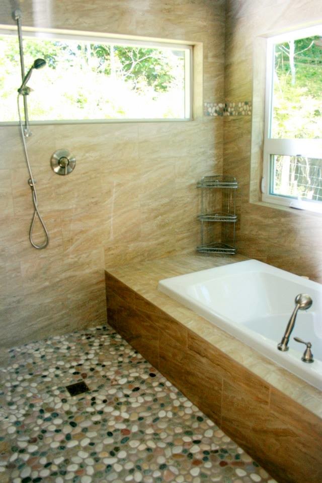 Идея дизайна: главная ванная комната в классическом стиле с бежевыми стенами, полом из галечной плитки, накладной ванной, открытым душем, бежевой плиткой и керамогранитной плиткой