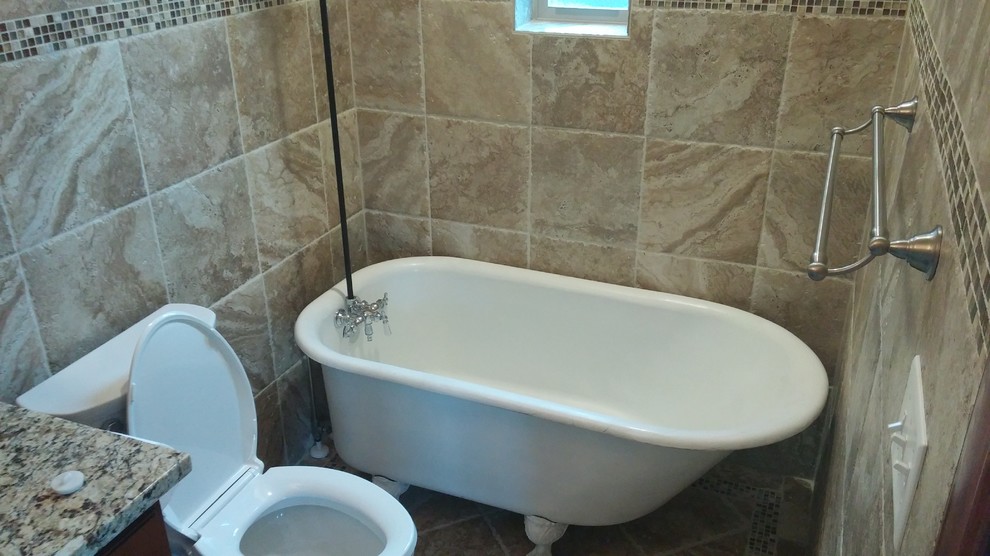 Idéer för mellanstora vintage en-suite badrum, med luckor med upphöjd panel, skåp i mörkt trä, ett badkar med tassar, en dusch/badkar-kombination, en toalettstol med separat cisternkåpa, beige kakel, keramikplattor, beige väggar, klinkergolv i keramik, granitbänkskiva, brunt golv och med dusch som är öppen