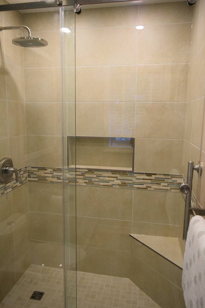 Ispirazione per una stanza da bagno padronale design di medie dimensioni con doccia alcova, piastrelle in ceramica e pavimento con piastrelle in ceramica