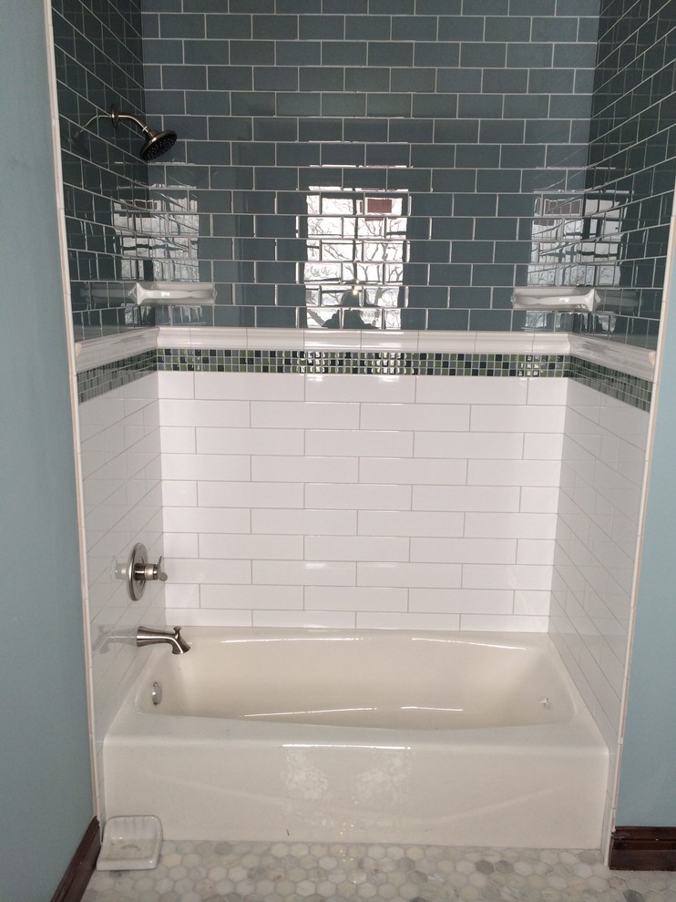 Inspiration för ett mellanstort vintage badrum med dusch, med ett badkar i en alkov, en dusch/badkar-kombination, en toalettstol med hel cisternkåpa, blå kakel, vit kakel, porslinskakel, blå väggar och mosaikgolv