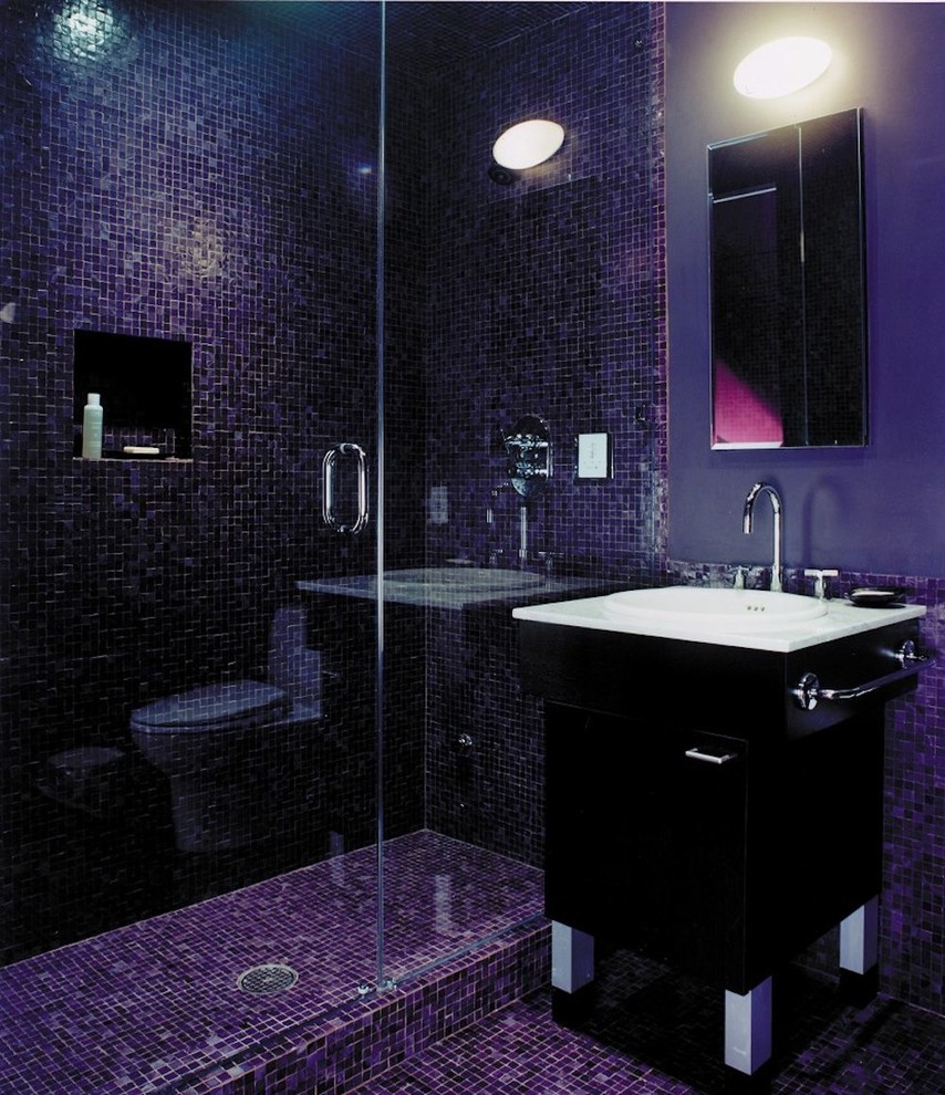 Cette photo montre une grande salle de bain principale avec un lavabo posé, un placard à porte plane, des portes de placard noires, un carrelage noir et un mur violet.