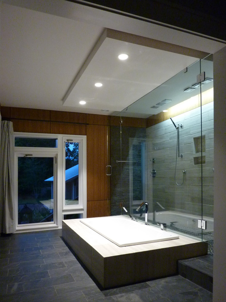 Inspiration för ett mellanstort funkis en-suite badrum, med släta luckor, vita skåp, ett platsbyggt badkar, en dubbeldusch, grå kakel, porslinskakel, skiffergolv och bänkskiva i akrylsten