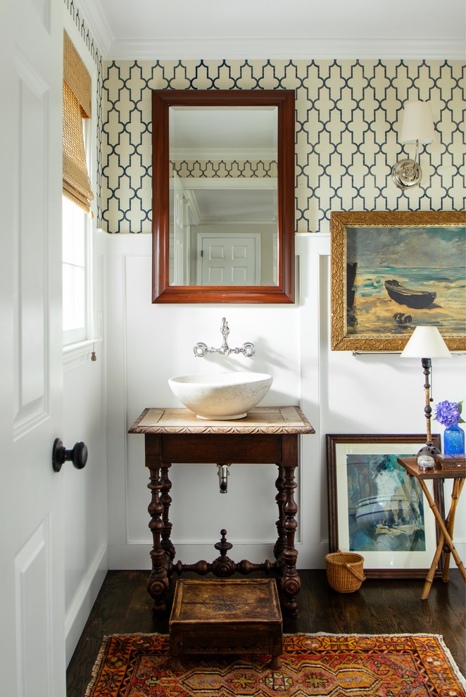 Cette photo montre une salle d'eau bord de mer en bois foncé avec WC séparés, un mur blanc, une vasque, un plan de toilette en bois, parquet foncé et un sol marron.