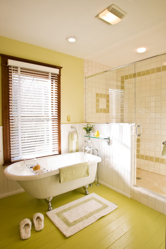 Источник вдохновения для домашнего уюта: главная ванная комната в современном стиле с отдельно стоящей ванной, белой плиткой, керамической плиткой, желтыми стенами и деревянным полом