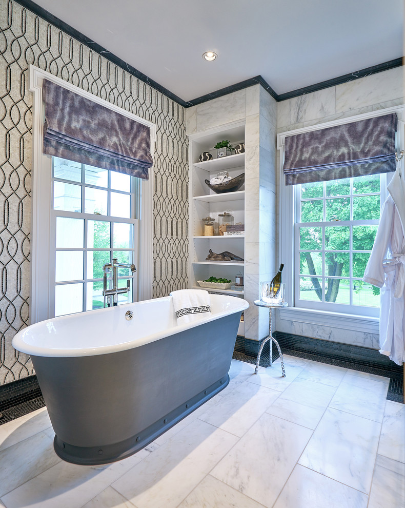 Klassisches Badezimmer mit freistehender Badewanne, weißen Fliesen und weißem Boden in New York