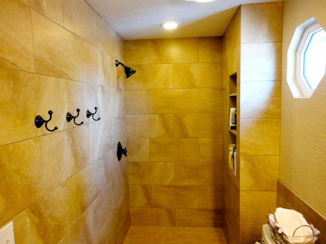 Inspiration pour une salle de bain marine de taille moyenne avec un carrelage beige.