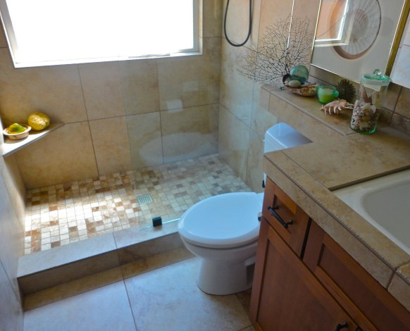 Foto de cuarto de baño marinero de tamaño medio con baldosas y/o azulejos beige