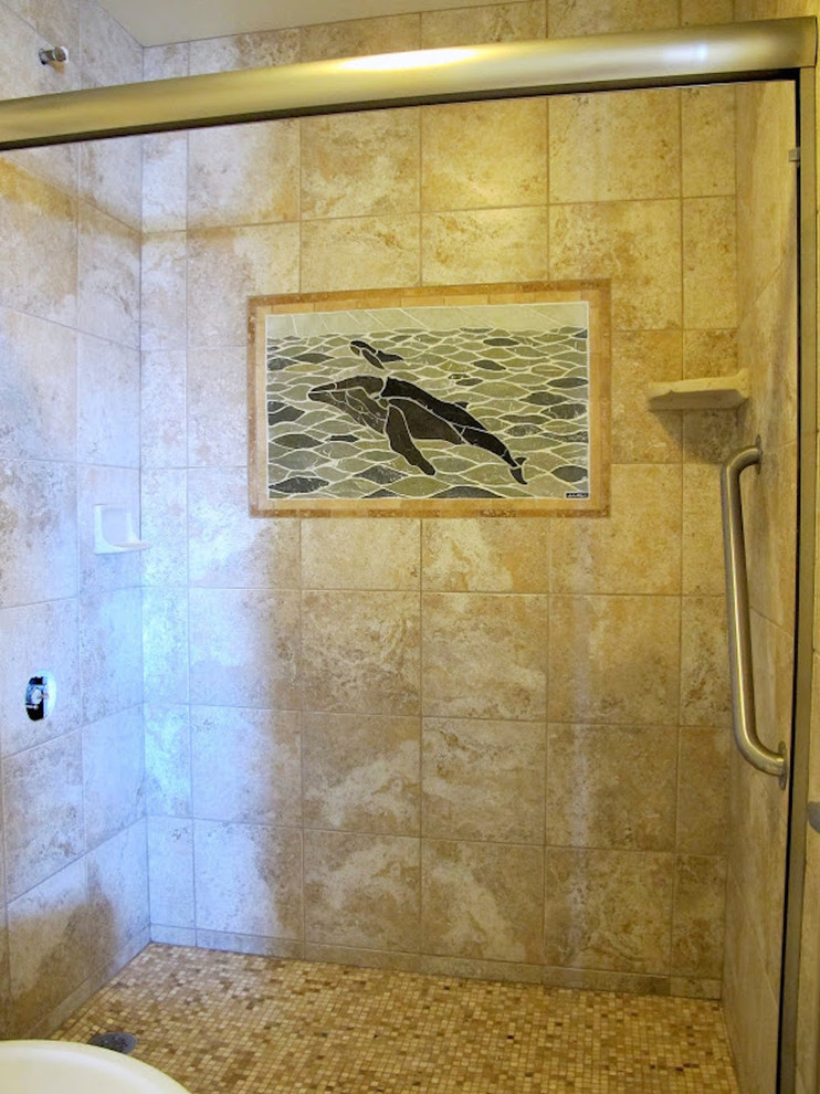 Inredning av ett exotiskt mellanstort badrum med dusch, med ett nedsänkt handfat, luckor med infälld panel, skåp i mörkt trä, granitbänkskiva, en dusch i en alkov, en toalettstol med hel cisternkåpa, flerfärgade väggar och klinkergolv i keramik