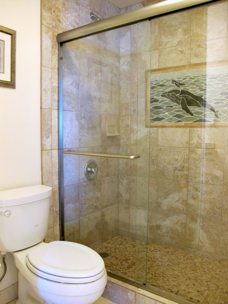 Idee per una stanza da bagno con doccia tropicale di medie dimensioni con lavabo da incasso, ante con riquadro incassato, ante in legno bruno, top in granito, doccia alcova, WC monopezzo, pareti multicolore e pavimento con piastrelle in ceramica