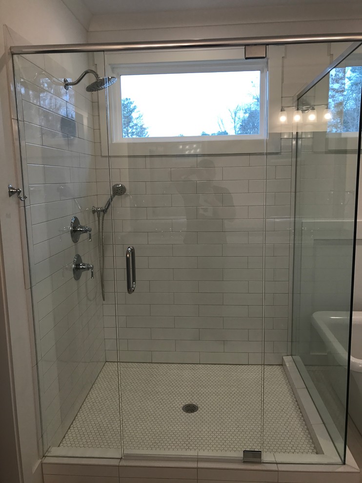 Идея дизайна: большая главная ванная комната в стиле модернизм с отдельно стоящей ванной, душем над ванной, белой плиткой, плиткой кабанчик, белыми стенами и полом из керамической плитки