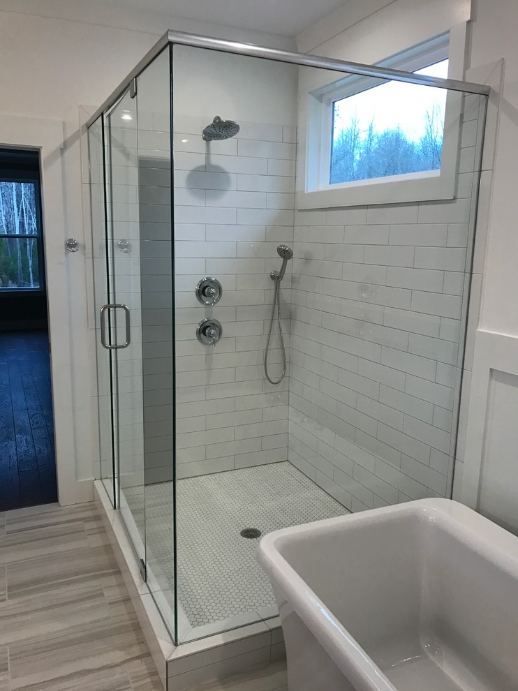 Modelo de cuarto de baño principal moderno grande con bañera exenta, combinación de ducha y bañera, baldosas y/o azulejos blancos, baldosas y/o azulejos de cemento, paredes blancas y suelo de baldosas de cerámica