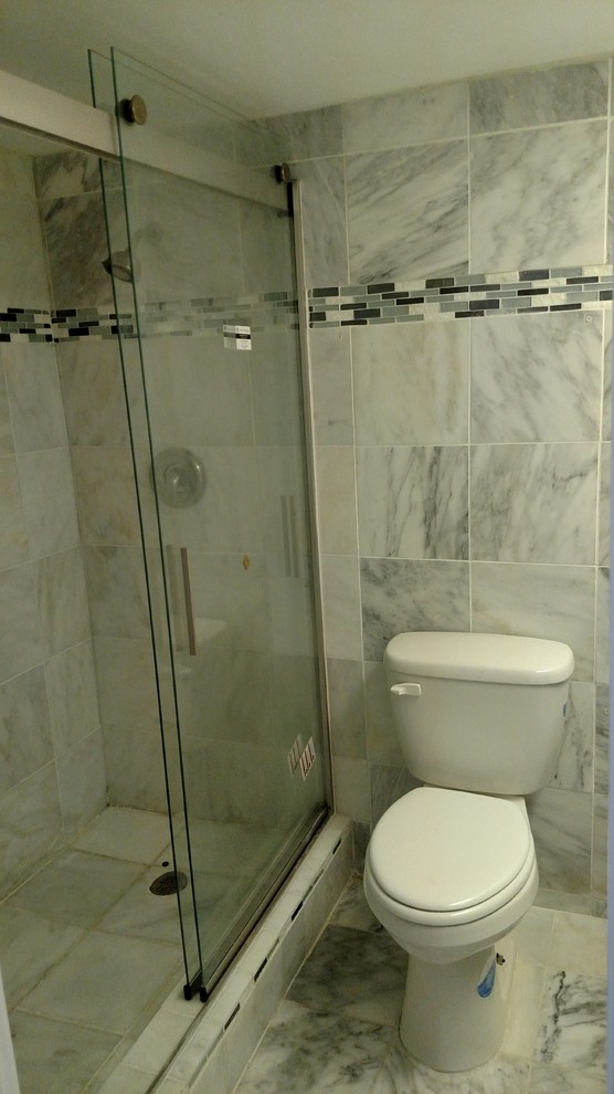Immagine di una stanza da bagno con doccia tradizionale di medie dimensioni con doccia alcova, WC monopezzo, piastrelle nere, piastrelle grigie, piastrelle bianche e piastrelle di vetro