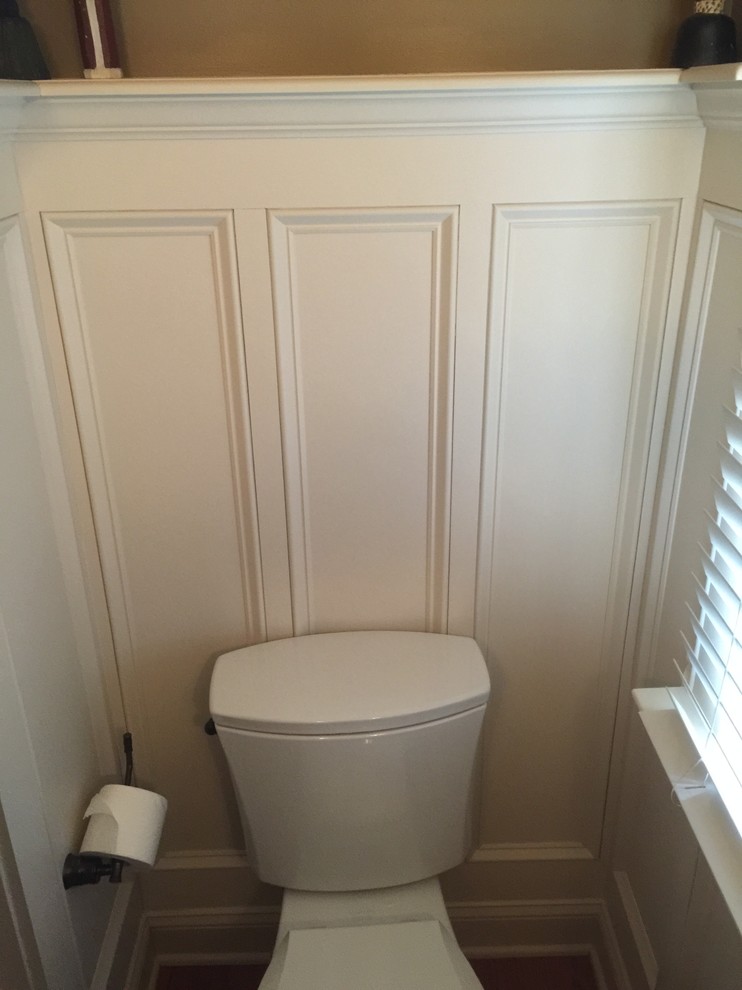 Idee per una grande stanza da bagno design con ante in legno scuro, WC a due pezzi e pareti beige
