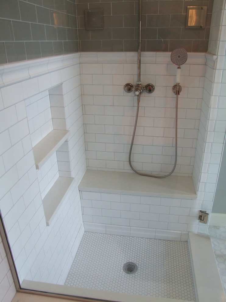 На фото: главная ванная комната среднего размера в классическом стиле с белой плиткой, раздельным унитазом, угловым душем, белыми фасадами, ванной в нише и синими стенами