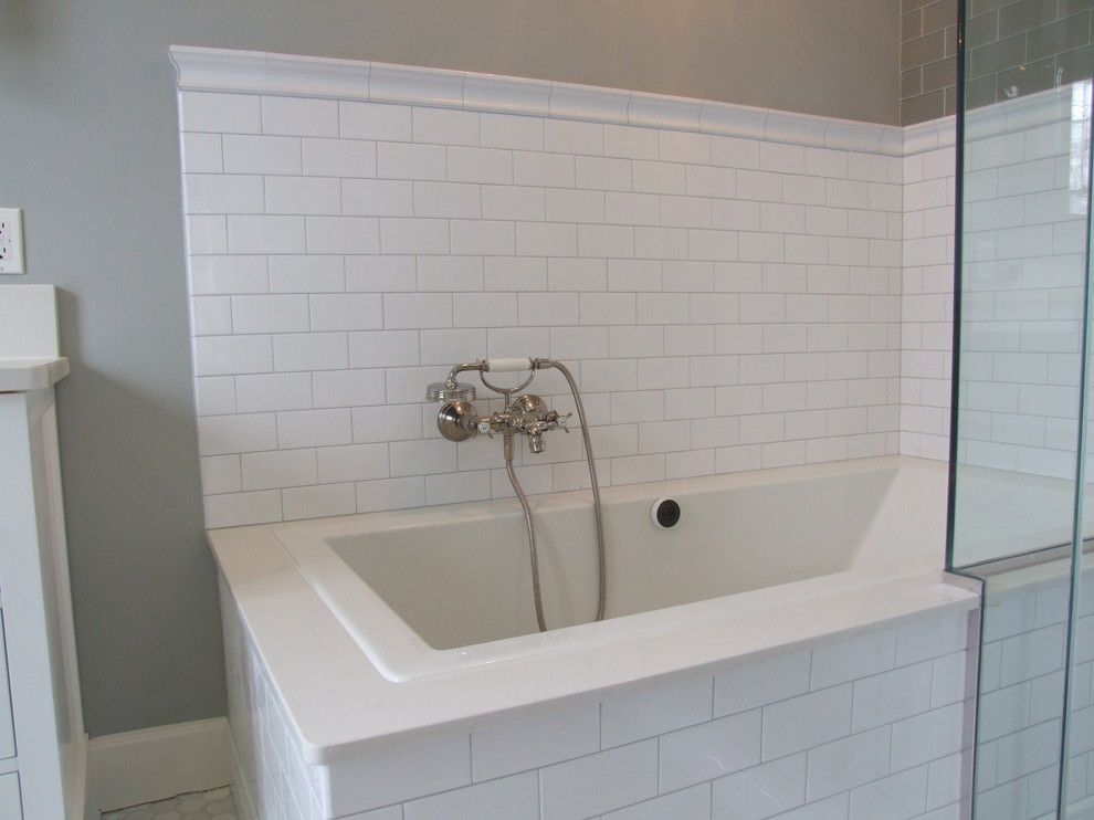 Exempel på ett mellanstort klassiskt en-suite badrum, med en hörndusch, ett badkar i en alkov, vita skåp, en toalettstol med separat cisternkåpa, vit kakel och blå väggar