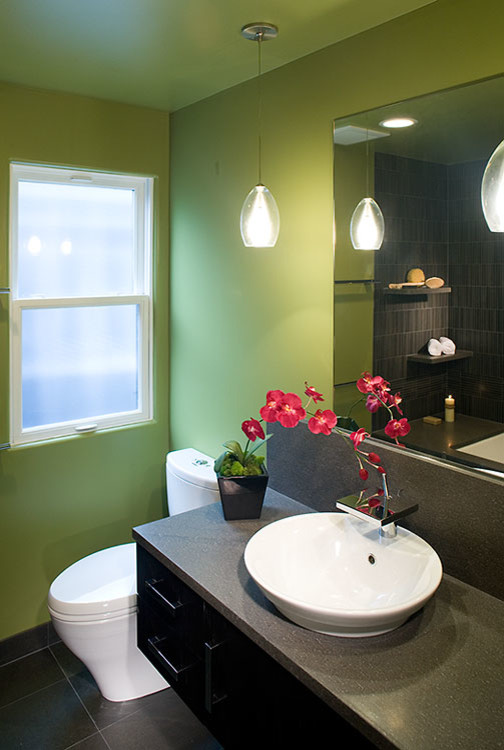 Inspiration för mellanstora moderna badrum med dusch, med släta luckor, skåp i mörkt trä, ett badkar i en alkov, en toalettstol med separat cisternkåpa, grå kakel, porslinskakel, gröna väggar, skiffergolv, ett fristående handfat och bänkskiva i täljsten