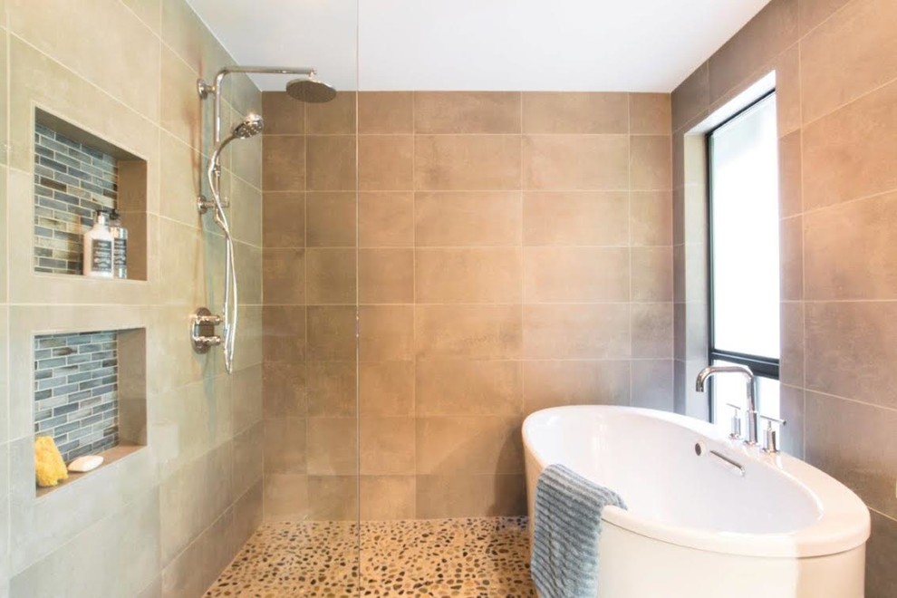 Foto di una stanza da bagno padronale contemporanea di medie dimensioni con ante lisce, ante in legno bruno, vasca freestanding, zona vasca/doccia separata, WC a due pezzi, piastrelle beige, piastrelle blu, piastrelle marroni, piastrelle grigie, piastrelle di vetro, pareti beige, pavimento in gres porcellanato, lavabo sottopiano e top in quarzo composito