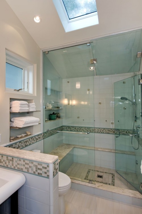 Klassisk inredning av ett mellanstort en-suite badrum, med en dusch i en alkov, en toalettstol med hel cisternkåpa, grå väggar och dusch med gångjärnsdörr