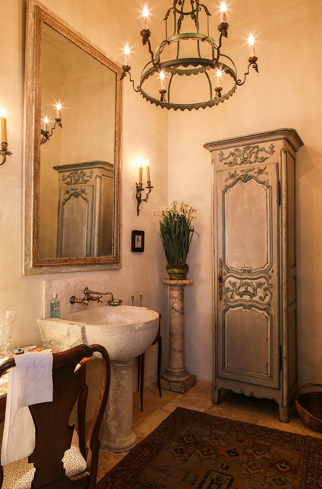 Идея дизайна: ванная комната в средиземноморском стиле с бежевыми стенами и раковиной с пьедесталом