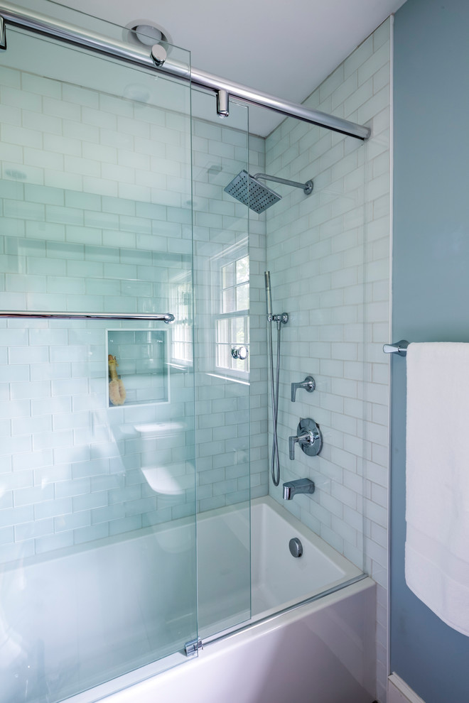 Свежая идея для дизайна: маленькая ванная комната в стиле неоклассика (современная классика) с фасадами с утопленной филенкой, темными деревянными фасадами, ванной в нише, душем над ванной, унитазом-моноблоком, белой плиткой, стеклянной плиткой, синими стенами, душевой кабиной, настольной раковиной, мраморной столешницей, серым полом, душем с распашными дверями и полом из керамической плитки для на участке и в саду - отличное фото интерьера