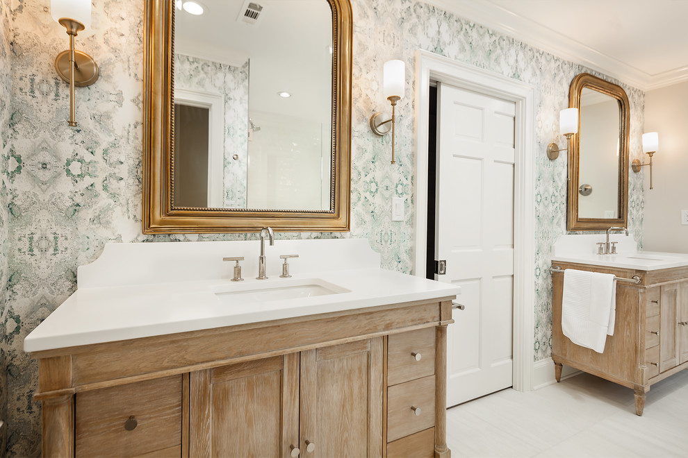 Ispirazione per una stanza da bagno classica di medie dimensioni con ante in stile shaker, ante in legno chiaro, pareti blu, lavabo sottopiano, pavimento grigio e top bianco