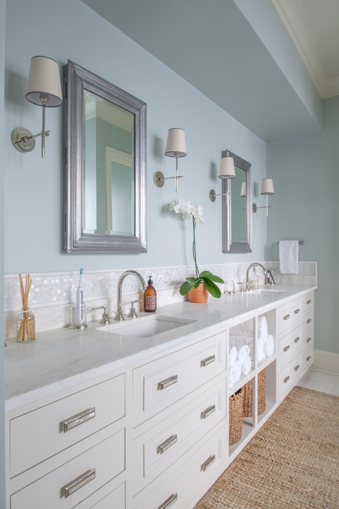 Свежая идея для дизайна: ванная комната в классическом стиле с врезной раковиной, фасадами с утопленной филенкой, белыми фасадами, белой плиткой, синими стенами и зеркалом с подсветкой - отличное фото интерьера