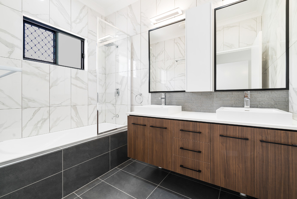Exempel på ett modernt vit vitt badrum med dusch, med släta luckor, skåp i mellenmörkt trä, en dusch/badkar-kombination, grå kakel, stickkakel, ett fristående handfat, grått golv och med dusch som är öppen