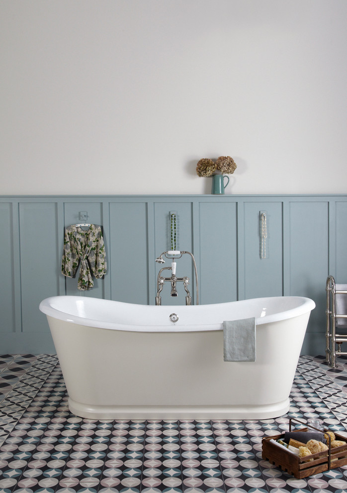 Imagen de cuarto de baño de estilo de casa de campo con bañera exenta, paredes multicolor y suelo multicolor