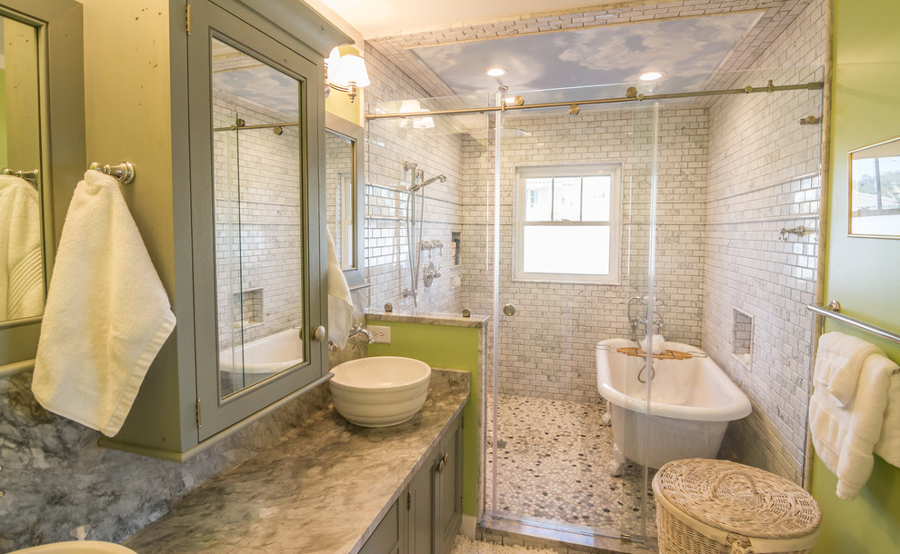 На фото: ванная комната в морском стиле с настольной раковиной, зелеными фасадами, ванной на ножках, душем в нише и серой плиткой с