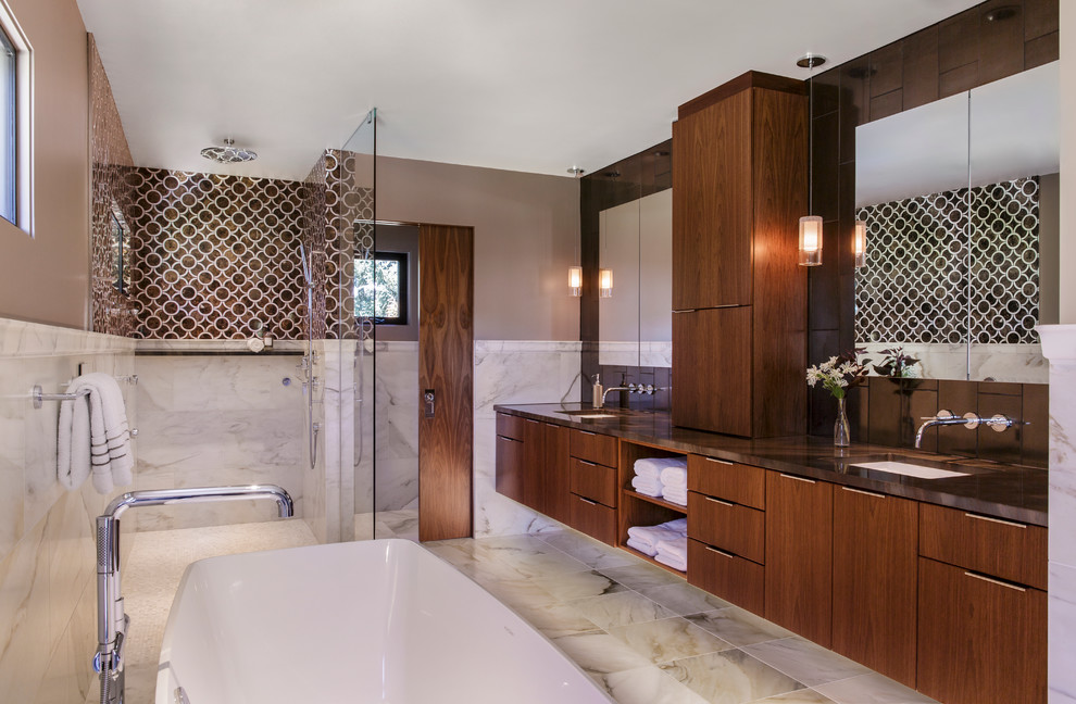 Cette photo montre une salle de bain principale rétro en bois foncé avec un placard à porte plane, une douche ouverte, un mur marron, un lavabo encastré et aucune cabine.