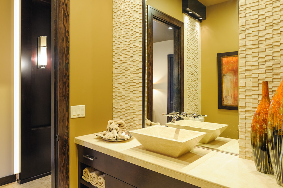 Idéer för mellanstora funkis badrum, med ett fristående handfat, släta luckor, skåp i mörkt trä, marmorbänkskiva, beige kakel, stenkakel, gula väggar och travertin golv