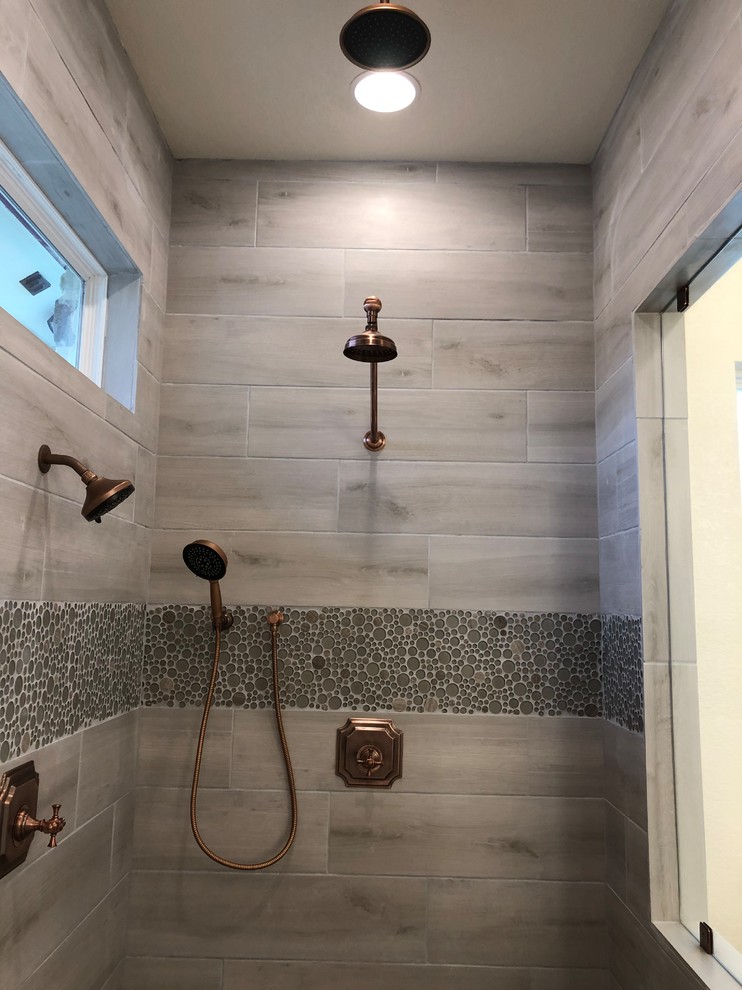 Lantlig inredning av ett stort flerfärgad flerfärgat en-suite badrum, med luckor med upphöjd panel, vita skåp, ett fristående badkar, en hörndusch, en toalettstol med separat cisternkåpa, grå kakel, keramikplattor, beige väggar, klinkergolv i keramik, ett undermonterad handfat, granitbänkskiva, grått golv och med dusch som är öppen