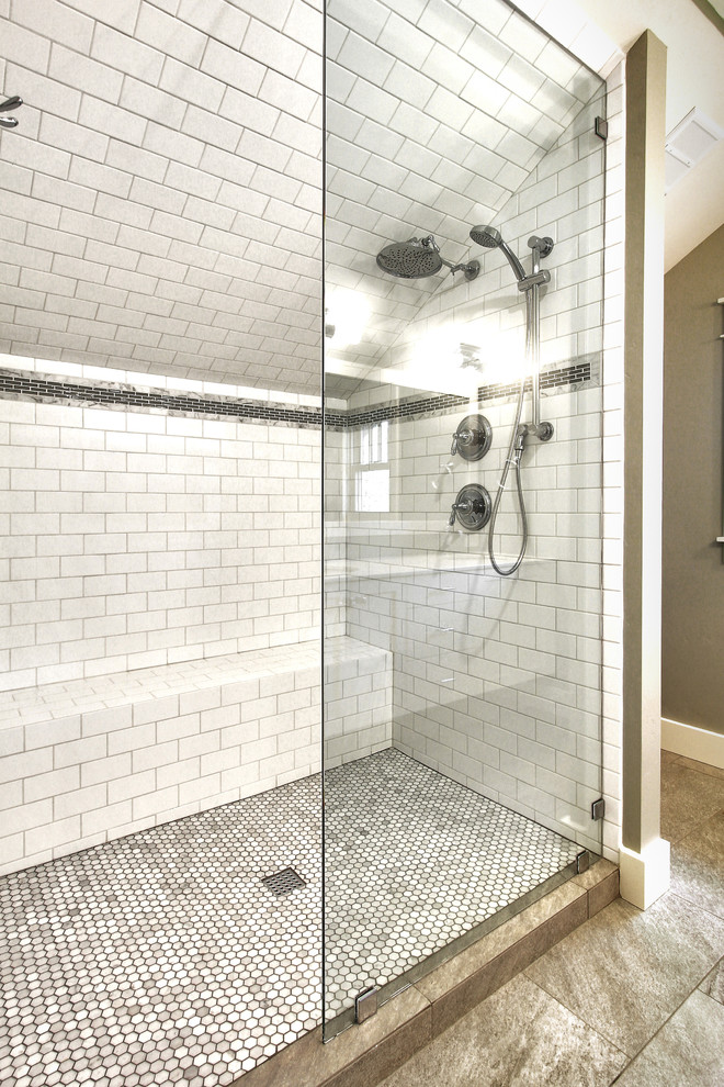Idee per una piccola stanza da bagno padronale moderna con ante bianche, doccia aperta, pareti grigie e pavimento con piastrelle in ceramica